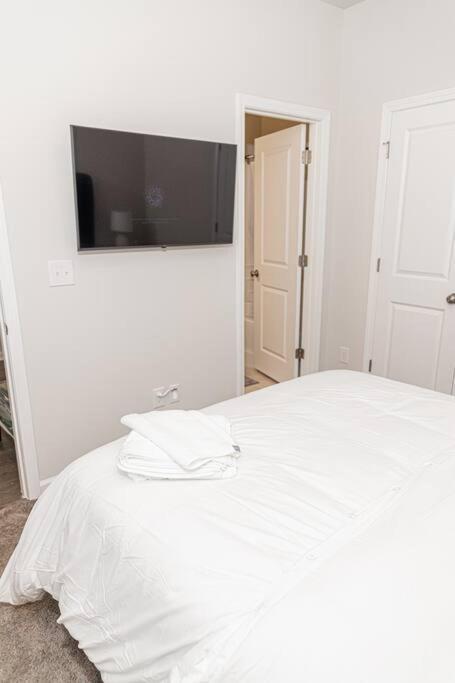 New Spacious 3 Bedroom Suite Garage Parking Free Wi-Fi Office Space And Patio View Duluth Ngoại thất bức ảnh